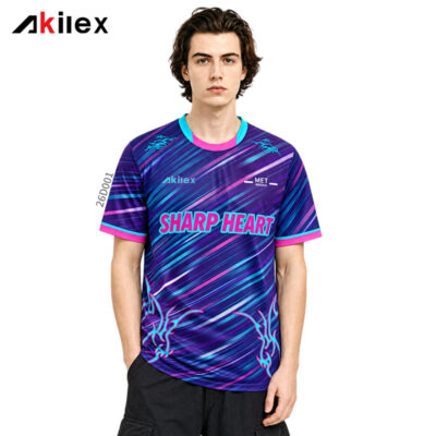 26D001模特图1 Model facing forward in a purple shirt with cyan and pink diagonal stripes, lettering and sleeve trim.