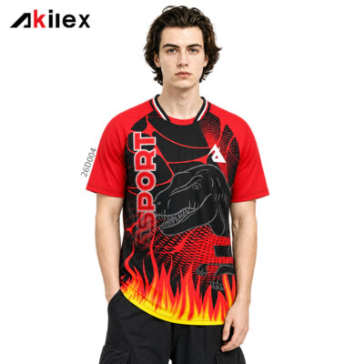 26D004模特图1 Model facing forward in a red and black shirt with lettering, a dinosaur head and yellow flame graphics.